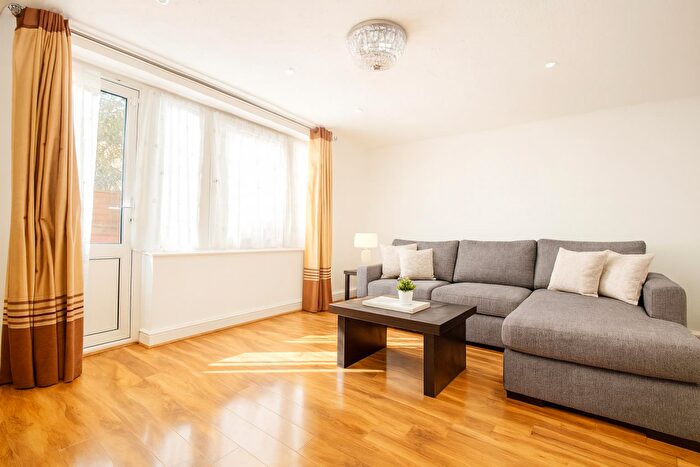 3 Bedroom House For Sale In Bow Common Lane, London, E3