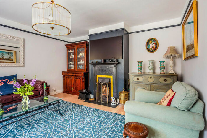 5 Bedroom Detached House For Sale In New Park Road Cranleigh, Surrey, GU6
