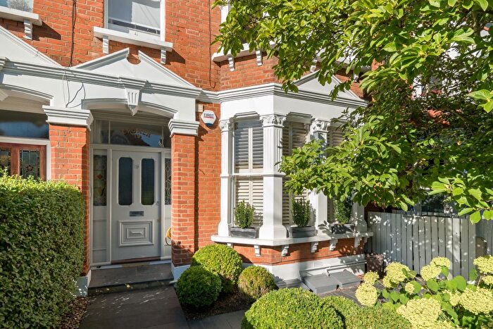 2 Bedroom Flat For Sale In Red Post Hill, London, SE24