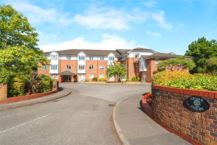 1 Bedroom Apartment For Sale In Cedar Court (Addlestone), Addlestone, KT15