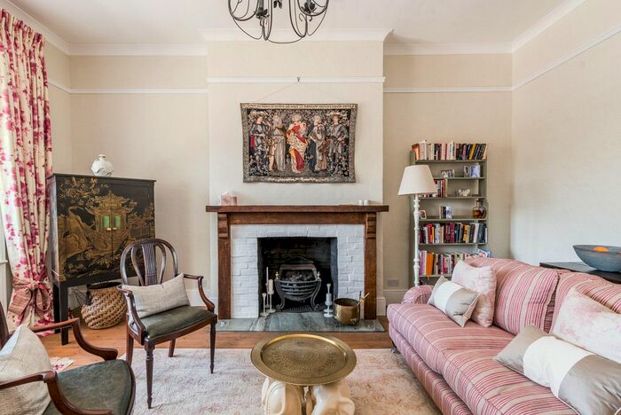 2 Bedroom Flat To Rent In Sinclair Road, W14