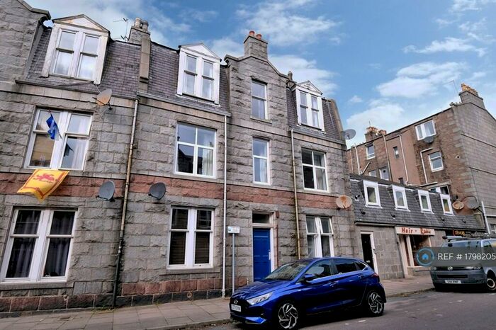 3 Bedroom Flat To Rent In First Floor Wallfield Place, Aberdeen, AB25