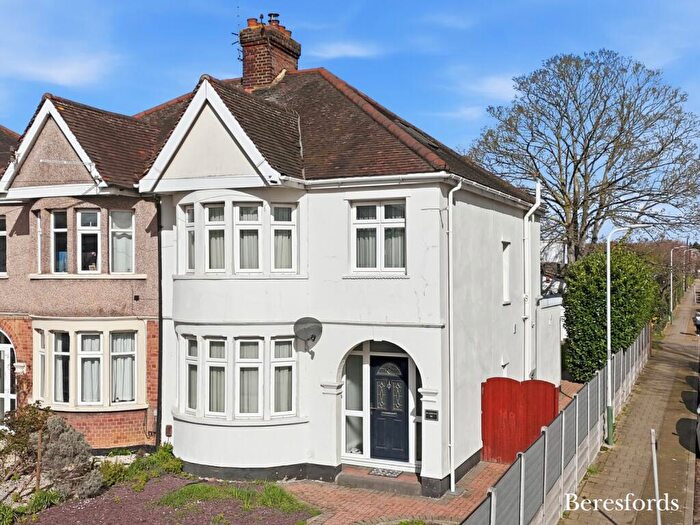 3 Bedroom Semi Detached House For Sale In Upminster Road, Hornchurch, RM11