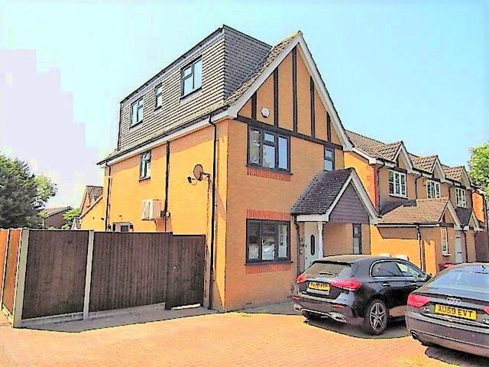 4 Bedroom House To Rent In Earls Lane, Slough, SL1