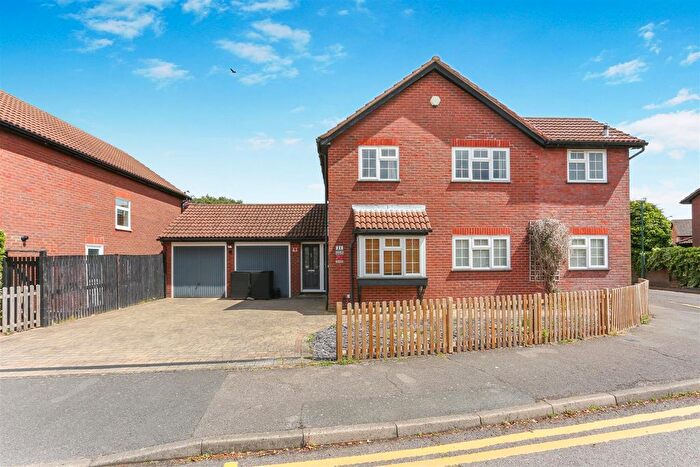 4 Bedroom Detached House To Rent In Balmoral Way, Sutton, SM2