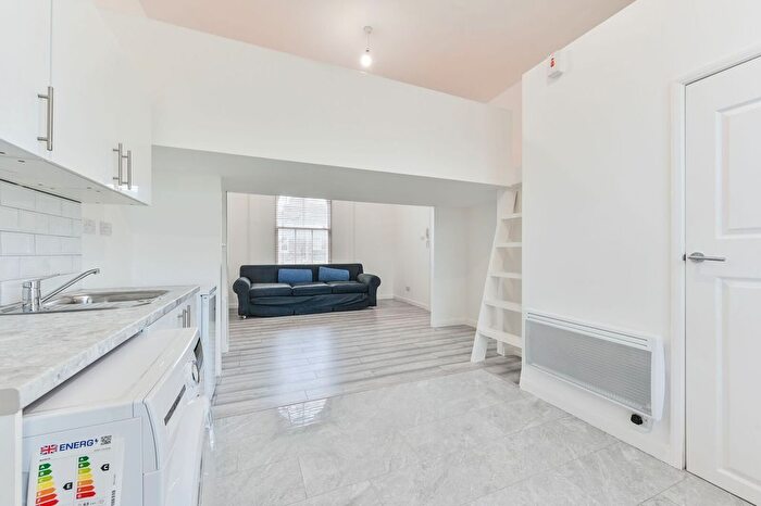 Studio To Rent In Lansdowne Way, Stockwell, London, SW8