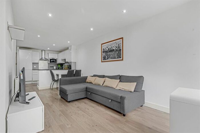 1 Bedroom Flat For Sale In Conant Mews, Aldgate East, E1