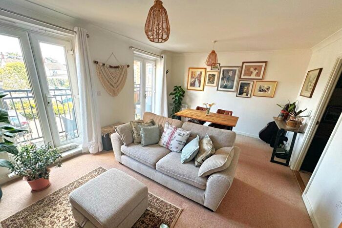 2 Bedroom Flat To Rent In Old Woking, GU22