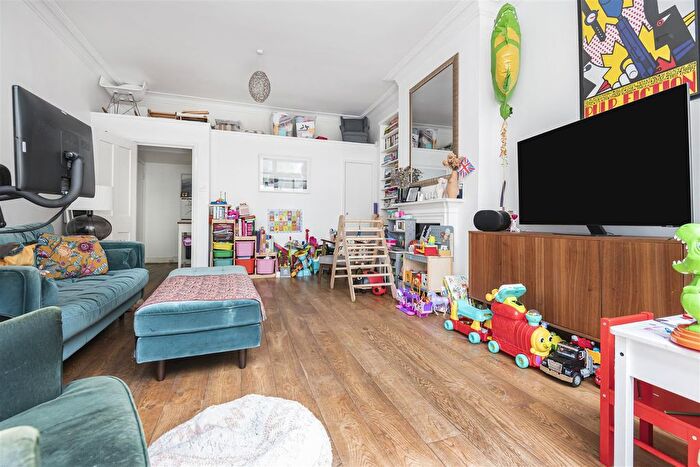 3 Bedroom Flat For Sale In Blake Hall Road, Wanstead, E11