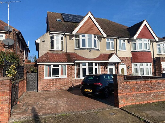 5 Bedroom Semi-Detached House For Sale In Great West Road, Isleworth, TW7