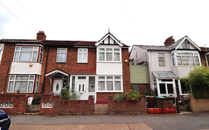 3 Bedroom End Terrace House To Rent In Cecil Road, Walthamstow, E17