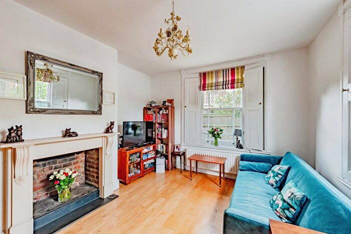 1 Bedroom Apartment For Sale In London Road, Redhill, RH1