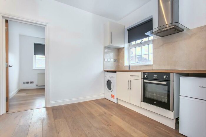 Studio To Rent In Golders Green Road, London, NW11