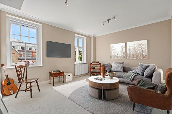 2 Bedroom Flat For Sale In Newsholme Drive, Pringle House, N21
