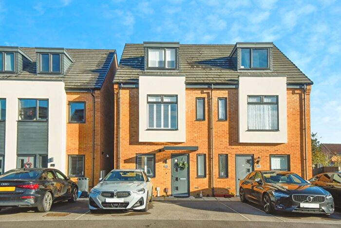 4 Bedroom Semi-Detached House For Sale In New Dawn Place, Swindon, SN1