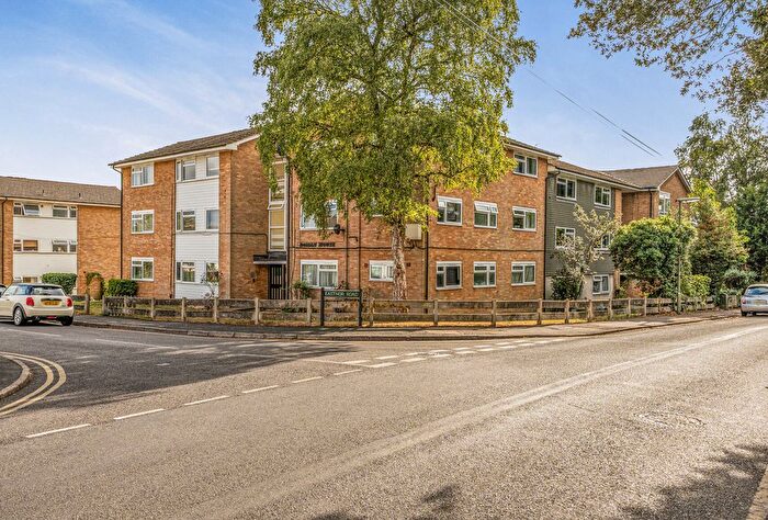 2 Bedroom Flat For Sale In Park Lane East, Reigate, Surrey, RH2