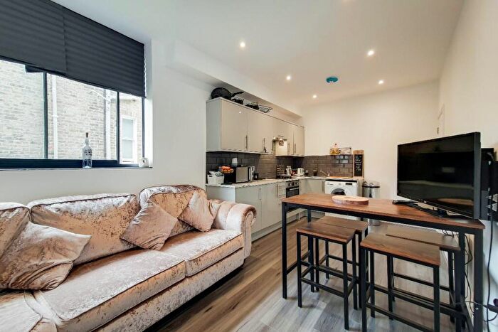 4 Bedroom Maisonette To Rent In Caversham Road, Kentish Town, NW5