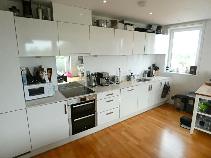 2 Bedroom Apartment To Rent In Sculpture House, Killick Way, Stepney Green, E1