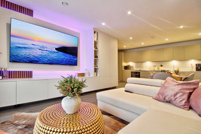 2 Bedroom Flat For Sale In Compass Way, Romford, RM1