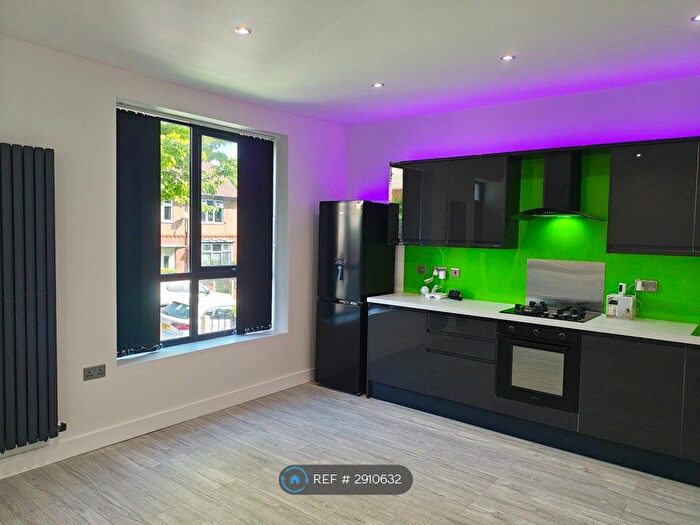1 Bedroom Flat To Rent In Lynndale Avenue, Huddersfield, HD2