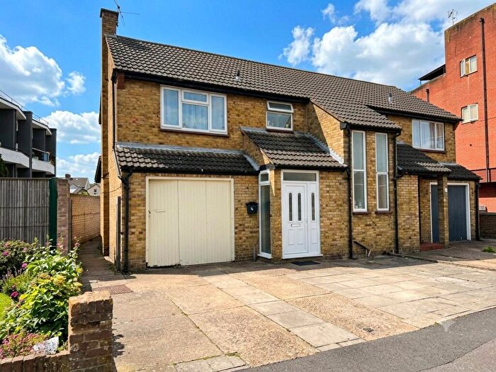 3 Bedroom Semi-Detached House For Sale In Darvills Lane, Slough, SL1