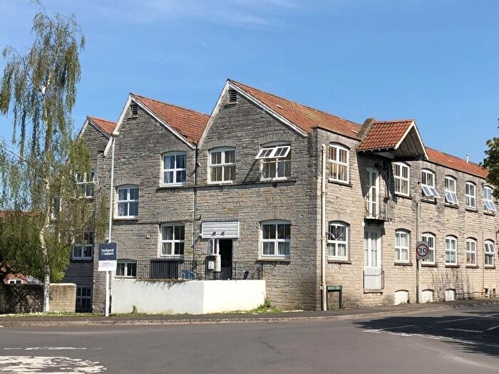 2 Bedroom Flat To Rent In Springbok Close, Street, BA16