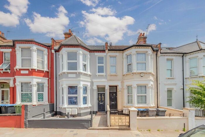 3 Bedroom Flat To Rent In Leghorn Road, London, NW10