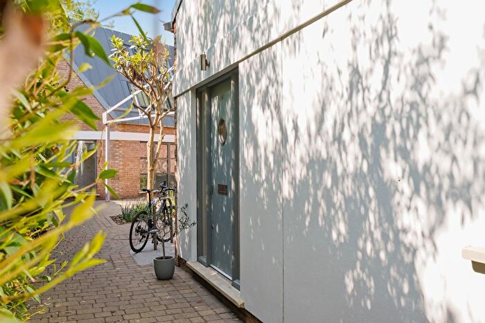 1 Bedroom Apartment To Rent In Buckingham Road, London, N1