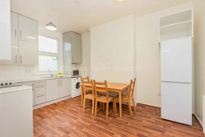 2 Bedroom Apartment To Rent In Friern Barnet Road, Friern Barnet, N11