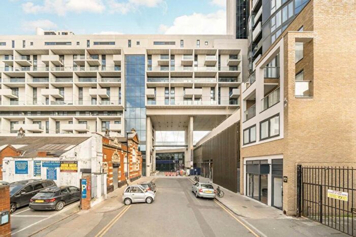 3 Bedroom Flat To Rent In City North Place, London, N4