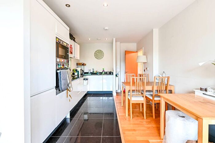 2 Bedroom Maisonette To Rent In Green Lanes, Finsbury Park, London, N4