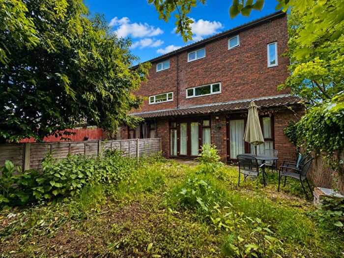 1 Bedroom Maisonette For Sale In Marshall Drive, Hayes, UB4