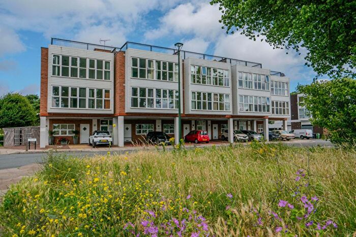 2 Bedroom Flat To Rent In Croft Way, Richmond, TW10