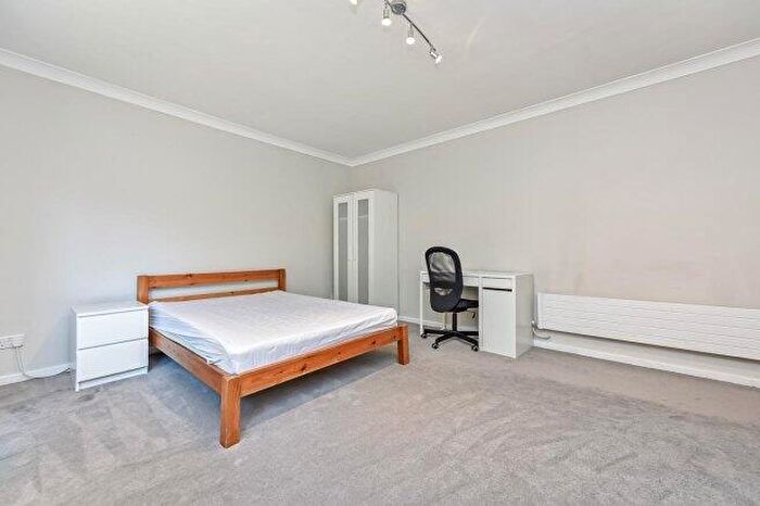 3 Bedroom Flat To Rent In South Terrace, KT6