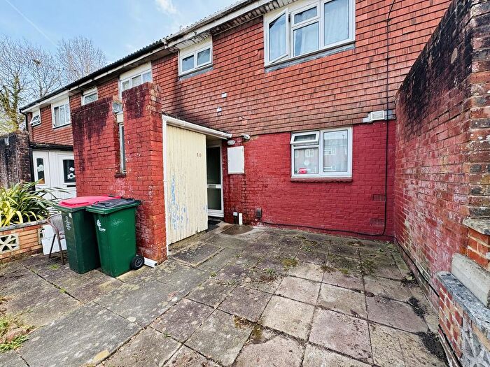 3 Bedroom Property For Sale In Staplecross Court, Crawley, RH11