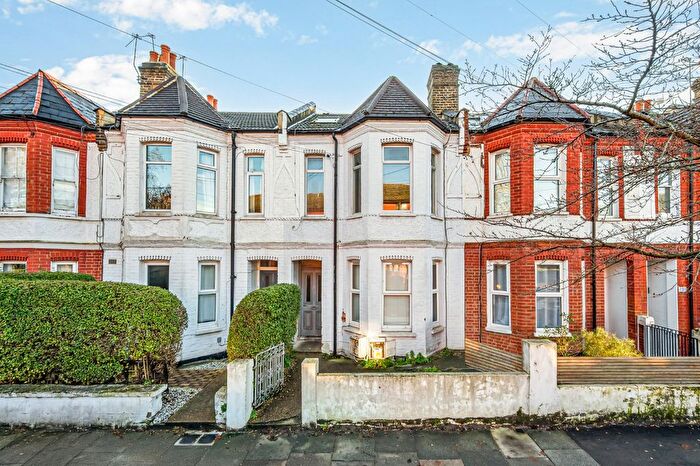 3 Bedroom Flat To Rent In Southfield Road, Acton Green, W4