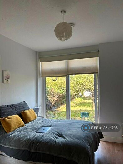 Studio To Rent In Wycombe Gardens, London, NW11