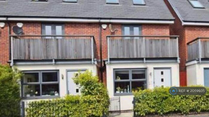 3 Bedroom Semi-Detached House To Rent In Highmarsh Cresent, West Didsbury, M20