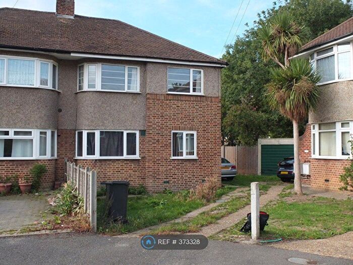 2 Bedroom Flat To Rent In Holmesdale Cl, London, SE25