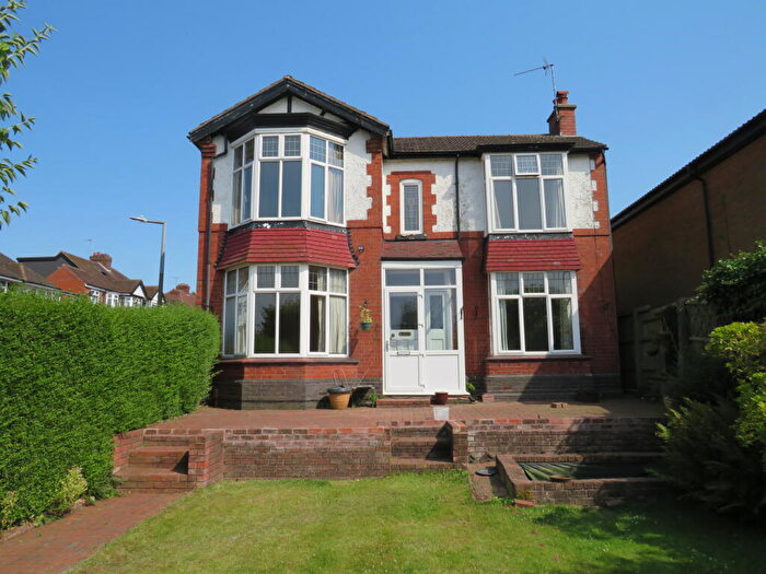 3 Bedroom Detached House To Rent In Knottsall Lane, B68