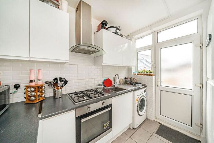 4 Bedroom Flat To Rent In Approach Road, Raynes Park, SW20