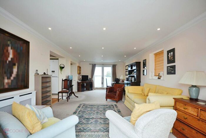 2 Bedroom Flat For Sale In Kingsgate Avenue, Broadstairs, CT10
