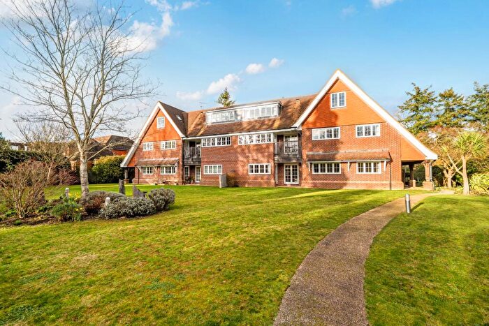 2 Bedroom Flat For Sale In Waverley Lane, Farnham, Surrey, GU9