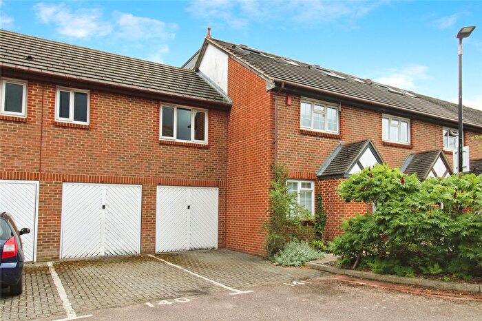 2 Bedroom Flat To Rent In Hopwood Close, London, SW17