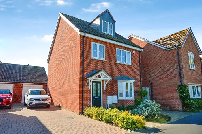 4 Bedroom Detached House For Sale In Farmers View, Slip End, Luton, LU1