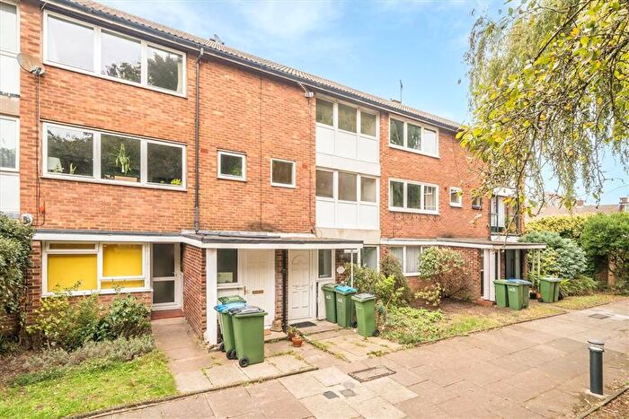 2 Bedroom Maisonette To Rent In Courtlands Avenue, Lee, SE12