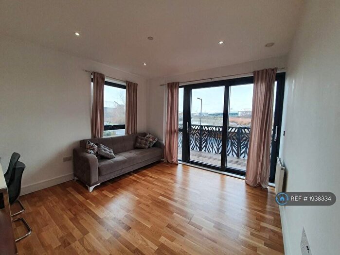 2 Bedroom Flat To Rent In Leven Road, London, E14