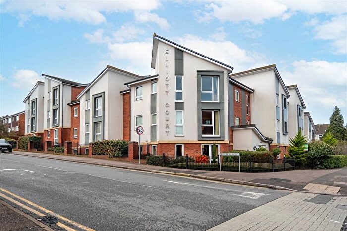 2 Bedroom Flat For Sale In Elliot Court, High Street North, Dustable, LU6