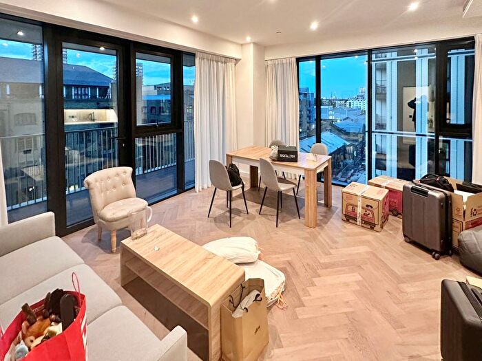 2 Bedroom Flat To Rent In Merino Gardens, London, E1W