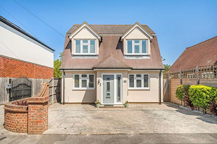 4 Bedroom Detached House For Sale In Squires Road, Shepperton, TW17